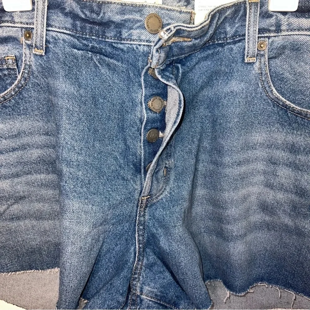 Universal Thread,18,NWT, midrise 90s baggy, button fly 5pocket frayed hem shorts